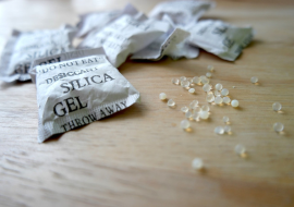 <strong>อ่านเพิ่มเติมเกี่ยวกับ</strong><br>"ซองกันชื้น" มีประโยชน์มากกว่าที่คิด "ซองกันชื้น" มีประโยชน์มากกว่าที่คิด