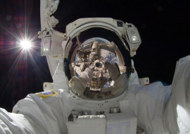 <strong>อ่านเพิ่มเติมเกี่ยวกับ</strong><br>8 อาการที่มีโอกาสเกิดกับนักบินอวกาศ 8 อาการที่มีโอกาสเกิดกับนักบินอวกาศ